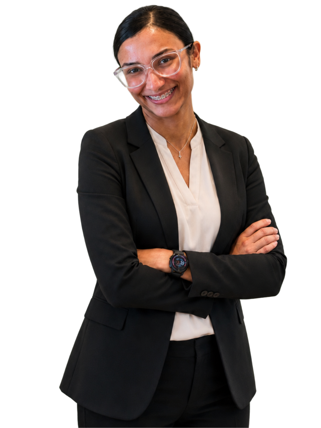 Azia Anderson sonriendo con los brazos cruzados, blazer negro y lentes transparentes.