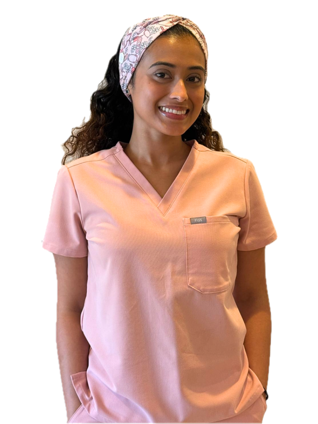 Zayi Pineda sonriendo con uniforme clínico rosado.